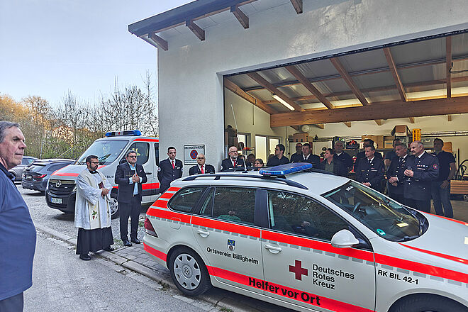 Das neue Fahrzeug vor der der Garage