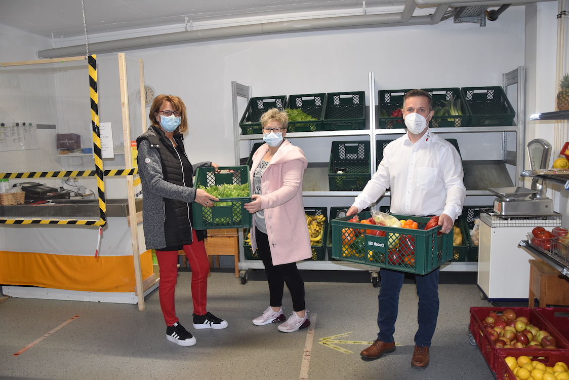 Das Team des DRK-Tafelladens in Mosbach um Leiterin Manuela Schönig (l.) sucht ehrenamtliche Helferinnen und Helfer.