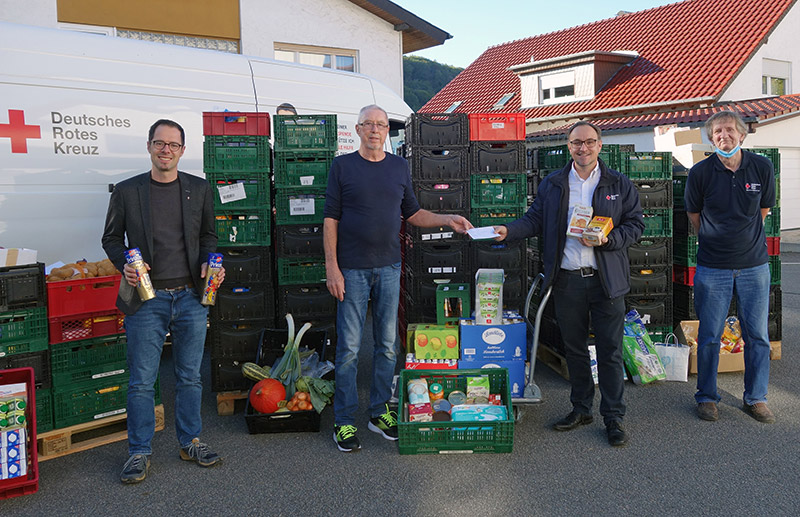 Erntedankgaben füllen die Tafel-Regale