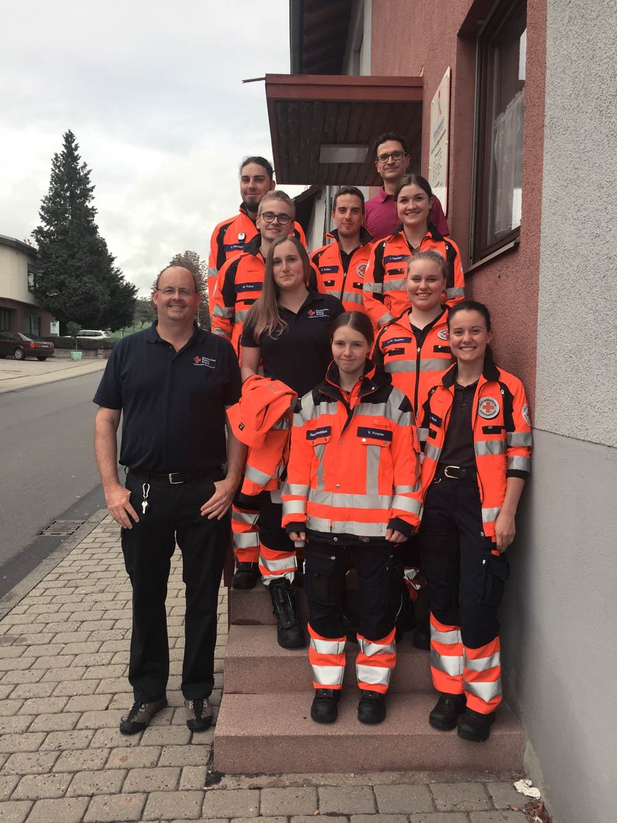 Auszubildende im Rettungsdienst beim DRK-Kreisverband Mosbach besuchten gemeinsam mit ihren Ausbildungsleitern die Hausarztpraxis von Dr. med. Ralf Stuck in Billigheim. 